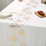 chemin table anniversaire blanc or motifs dorés étoiles fête célébration table personnes maison