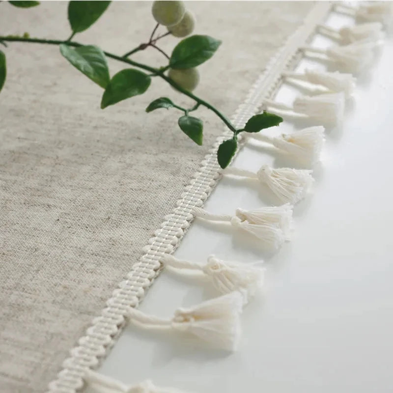 nappe table lin beige pompons blancs marbrure assiettes vases scandinave minimaliste rustic chic