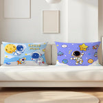 taies d'oreiller décos astronautes bleu clair bleu foncé blanc orange imprimées maison hospitalière cartoon