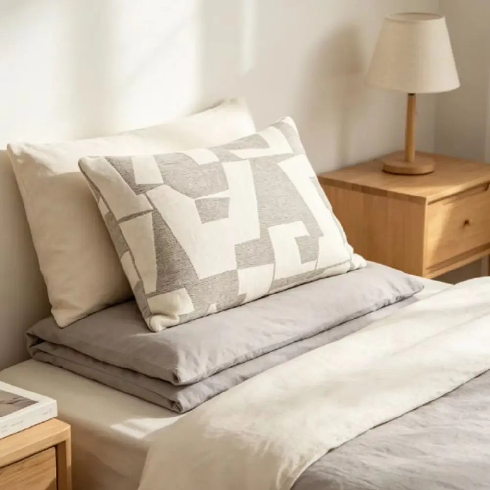 housse coussin géométrique moderne polyester coton noir blanc orange beige minimaliste contemporain ornemental 45x45cm