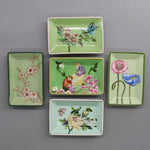 assiettes décoratives artisanales fleurs oiseaux motifs floraux couleurs vertes blanches opaques