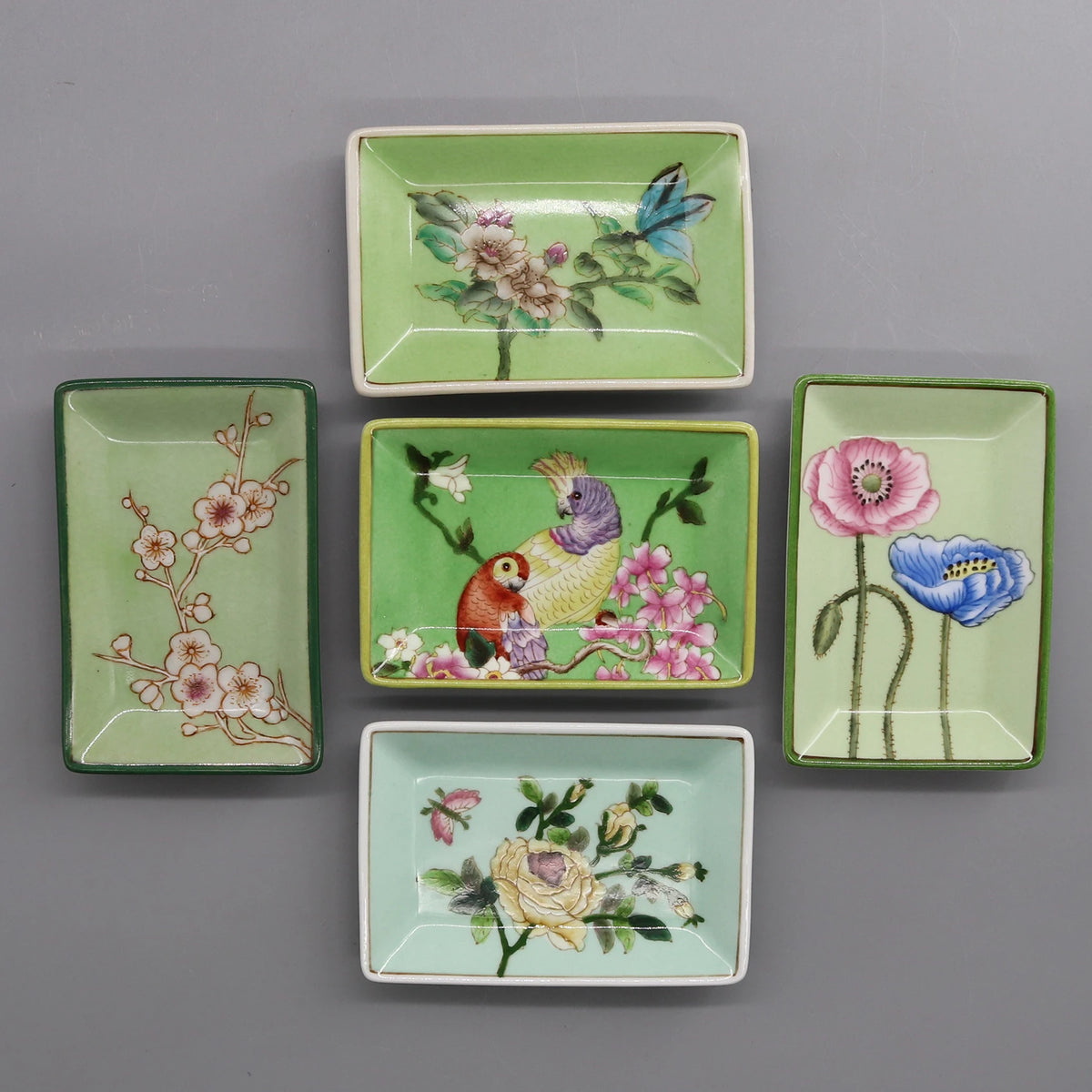 assiettes décoratives artisanales fleurs oiseaux motifs floraux couleurs vertes blanches opaques