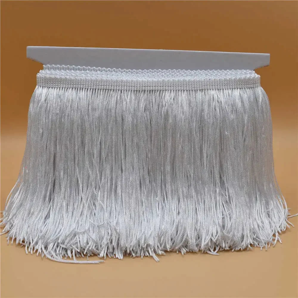 Détail de la garniture à franges en polyester couleur or