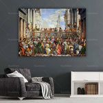 Cette œuvre d'art représente une scène de foule vivante et colorée dans un paysage architectural historique, avec de nombreuses personnes vêtues de différents costumes et postures.