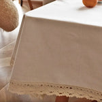 nappe beige clair classique bordure dentelle franges blanches table salon manger légèrement texturée polyester
