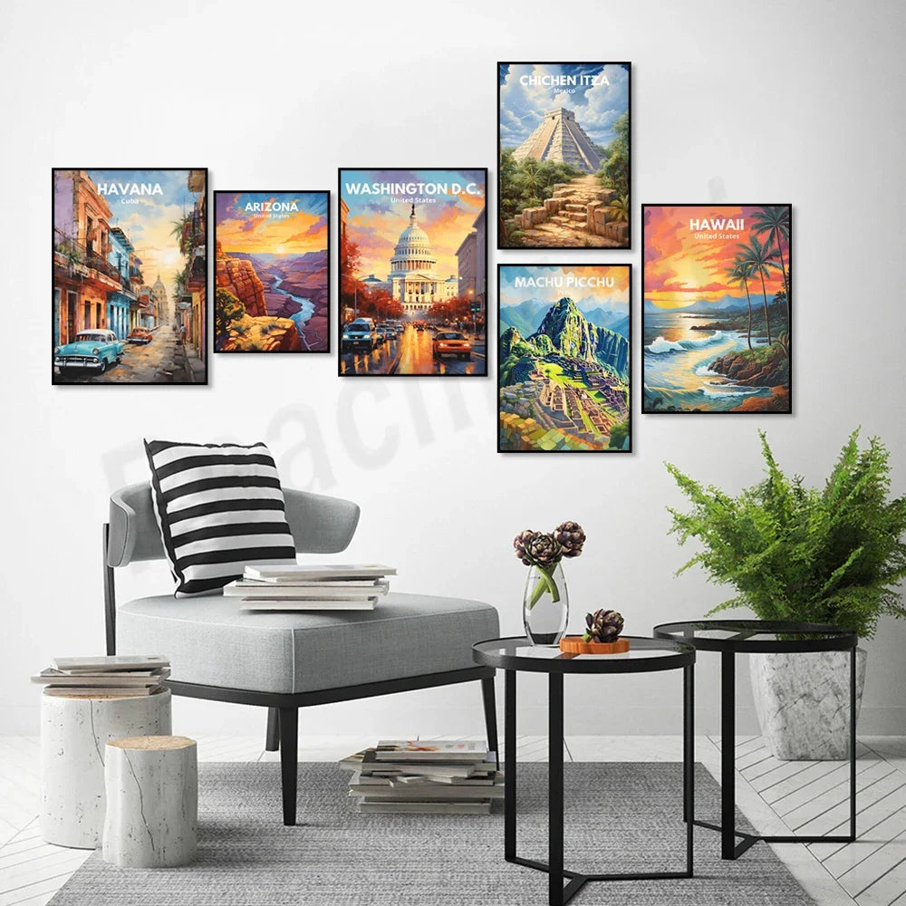 Un ensemble d'affiches de voyage colorées et évocatrices, représentant des destinations emblématiques telles que La Havane, l'Arizona, Washington D.C., Machu Picchu et Hawaï, créant une ambiance de vacances et d'exploration dans cet espace de vie.