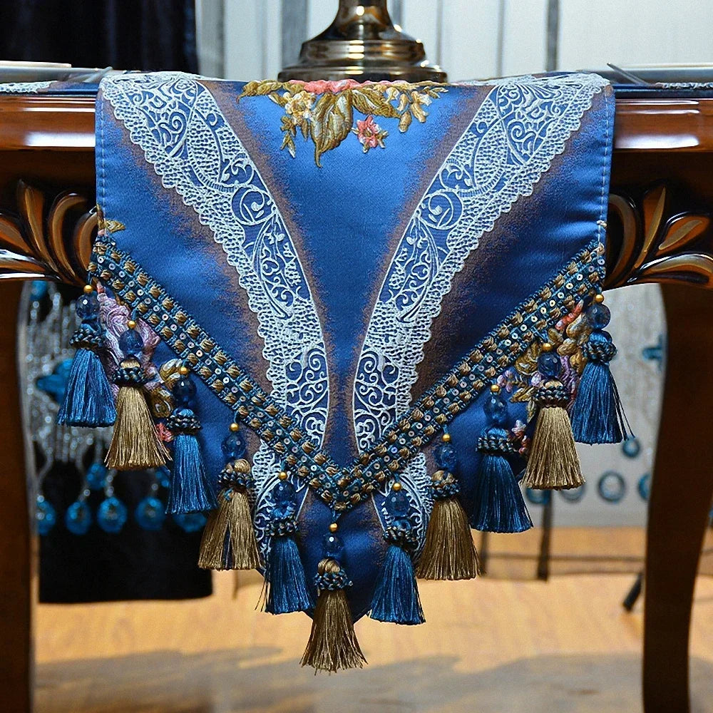 table luxe bleu marine brodée florale dentelle élégante polyester coton maison