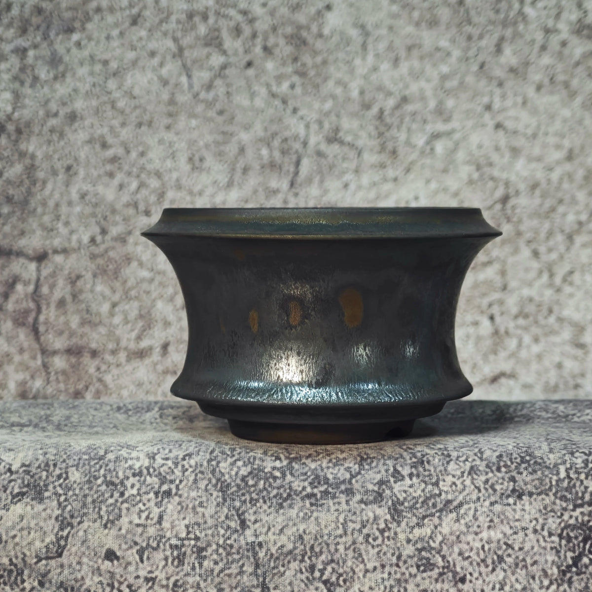 cache pot porcelaine glacé vert antique noir texture métallique classique vintage fleur plante balcon