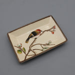 assiettes décoratives artisanales fleurs oiseaux motifs floraux couleurs vertes blanches opaques