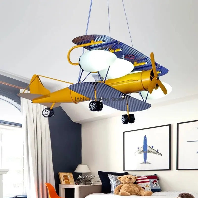 Détail du design en bois et verre du plafonnier avion LED