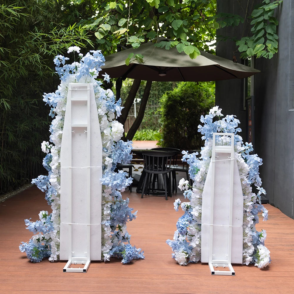 Arrangement de fleurs artificielles bleues et blanches sur table