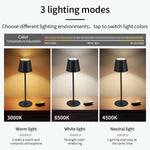 Lampe de table LED rechargeable blanche allumée en ambiance chaude