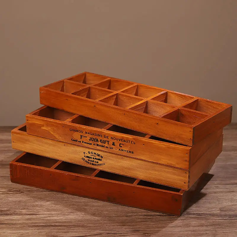 boîte compartiments bois naturel vintage rangement stylos porte clés téléphones portables écouteurs livres ciseaux