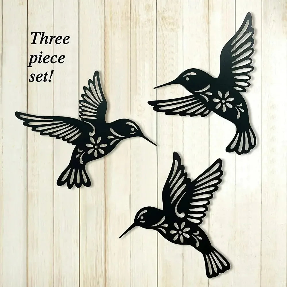 décoration murale moderne oiseaux colibri noir blanc bois clair motifs floraux découpés salon chambre