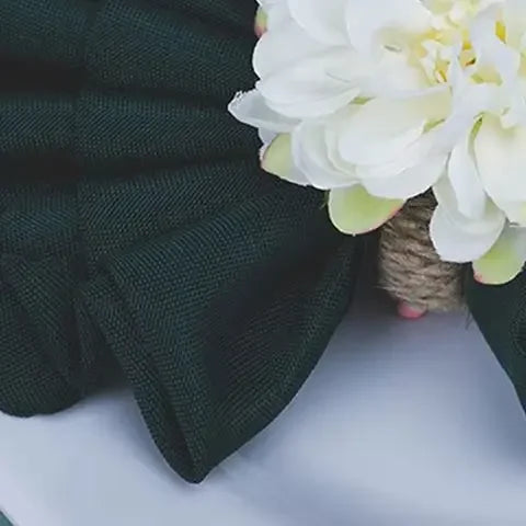 fleurs artificielles blanches roses jaunes bleues modernes élégantes décoration table mariage anneaux serviettes