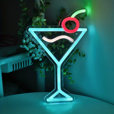 Enseigne lumineuse cocktail martini LED bleu sur mur blanc