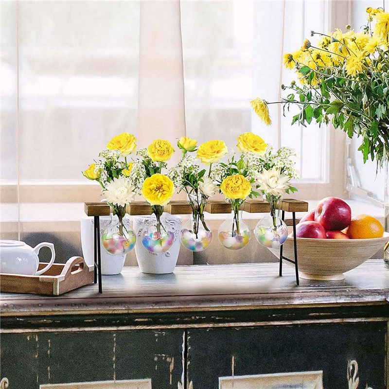 support vases transparents bois rustique sphères verre fleurs couleurs vives étagère table
