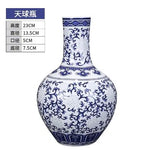 Vase en porcelaine de Chine orné de motifs floraux bleu-blanc classiques.
