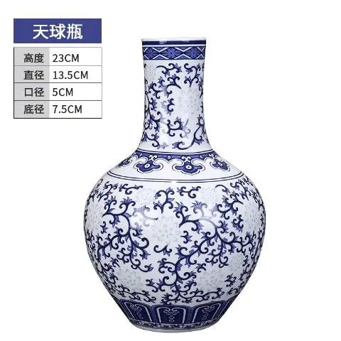 Vase en porcelaine de Chine orné de motifs floraux bleu-blanc classiques.