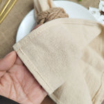 Une matière de texture douce et rugueuse, avec des coutures apparentes, rappelant un textile artisanal.