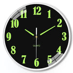 horloge murale moderne chiffres vert fluorescent fond noir blanc