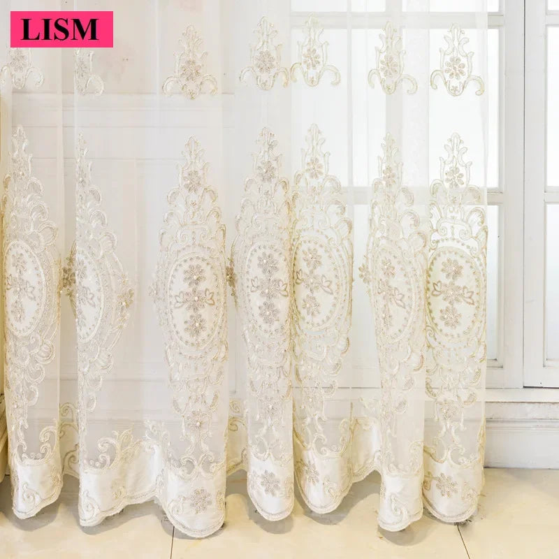 rideau beige clair broderie florale dentelle tulle classique fenêtre salon chambre maison luxe