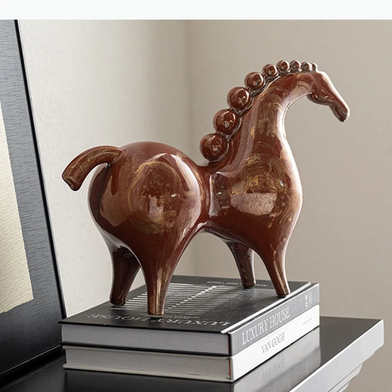 statuette cheval céramique marron rouge motifs dorés texture brillante moderne