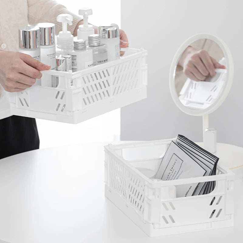 Paniers de rangement empilables verts dans une cuisine organisée