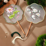 éventails traditionnels éventail gris motifs roses blancs verts bleus or brodés pompons rubans decoration