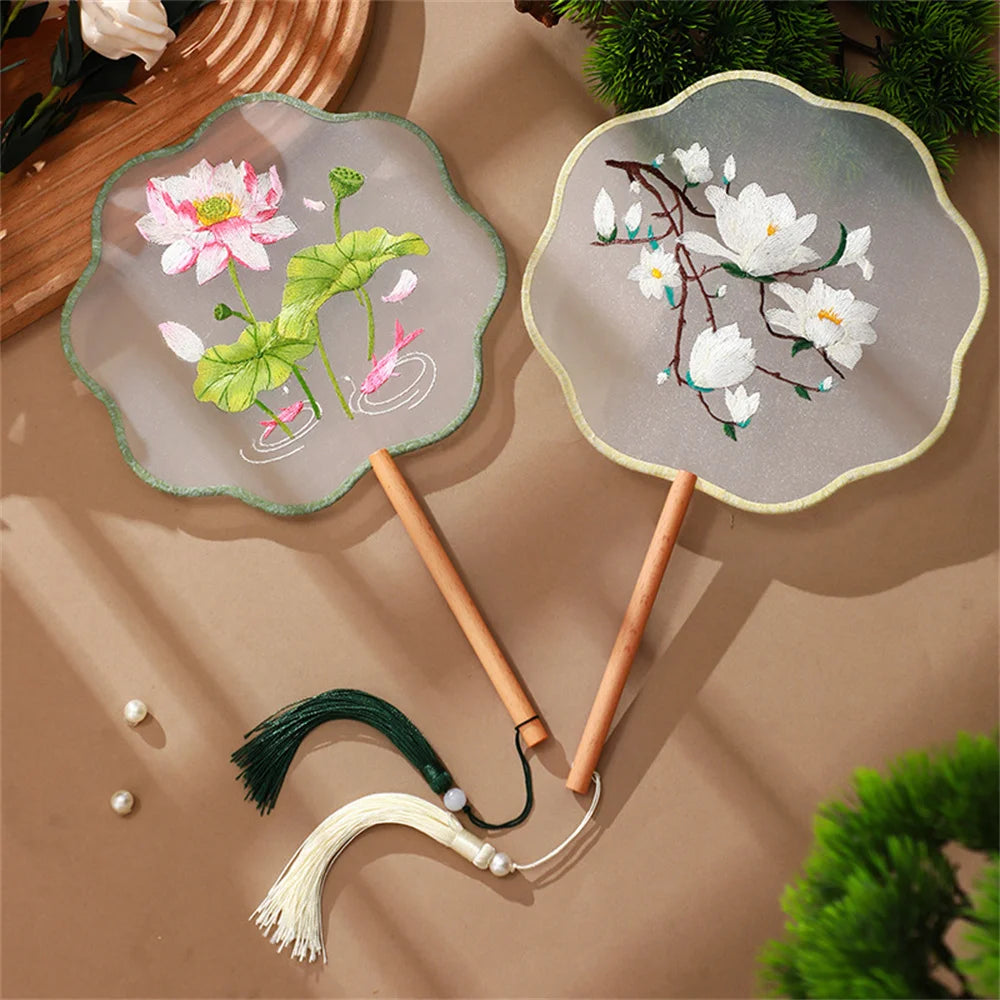 éventails traditionnels éventail gris motifs roses blancs verts bleus or brodés pompons rubans decoration