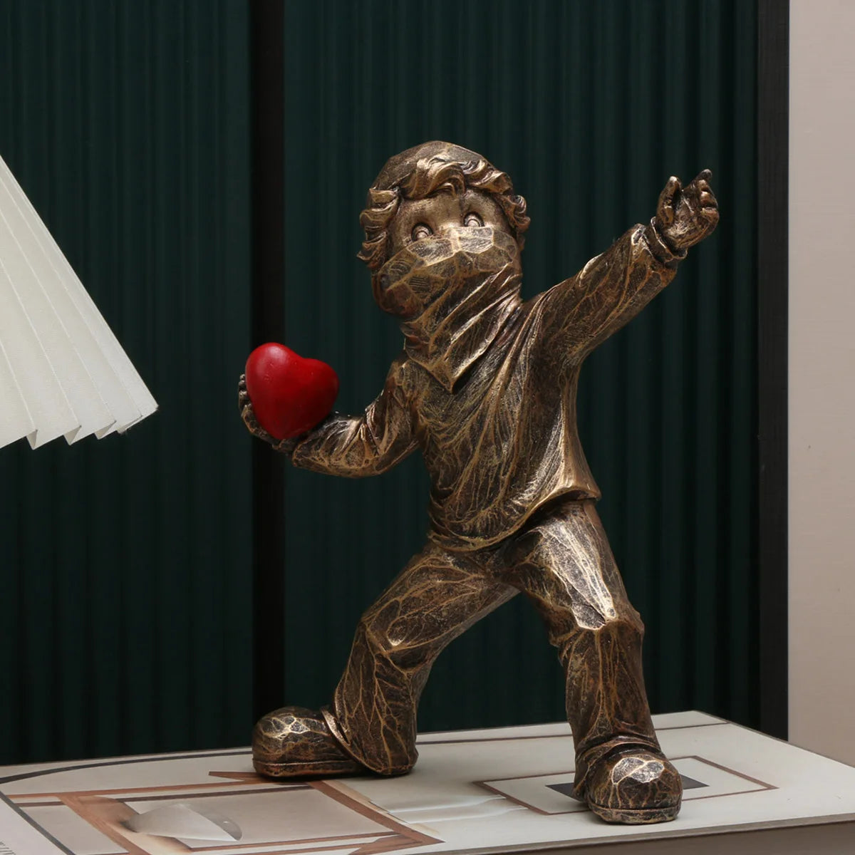 statuette enfant lançant cœur résine blanc bronze moderne décor intérieur collection figuration