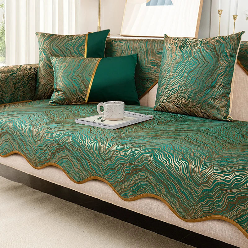 Un magnifique lit recouvert d'un édredon et d'oreillers de couleur verte et dorée, avec un motif ondulé dynamique et luxurieux.