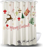 Image de rideaux rouge et vert ornés de décorations festives pour Noël, comprenant des personnages de fiction populaires et des ornements traditionnels. Ces rideaux festifs sont parfaits pour ajouter une touche de gaieté à votre maison pendant les vacances de Noël.