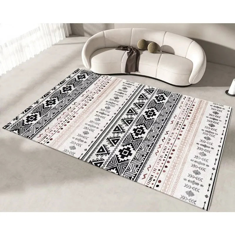 Un tapis avec un motif géométrique monochrome moderne, composé de lignes, de triangles et de formes abstraites, créant un design ethnique et contemporain.