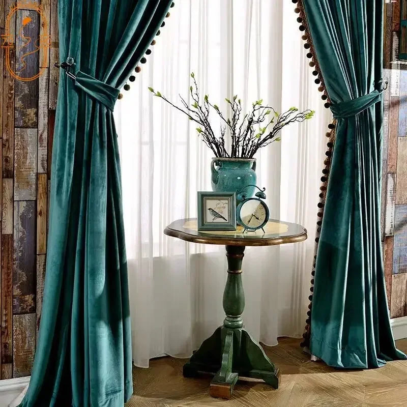 rideaux velours vert pompons beige tringle noire élégants classiques bohèmes opaques