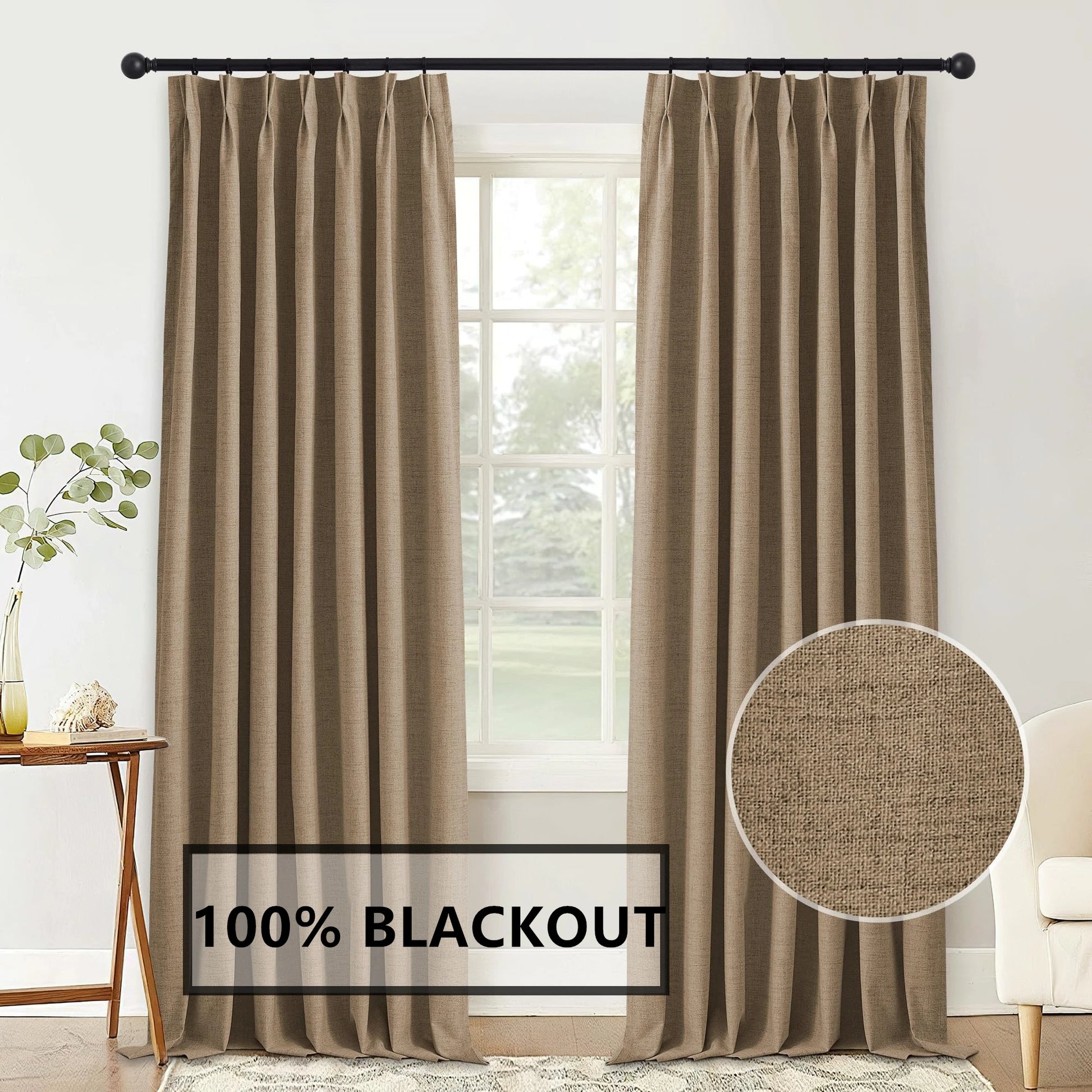 Image dépeignant un élégant traitement de fenêtre avec des rideaux brun. Ces rideaux de fenêtre, hautement fonctionnels et esthétiquement plaisants, sont attachés par des œillets métalliques, offrant une solution de couverture de fenêtre efficace. Le khaki riche ajoute une touche de sophistication et de chaleur à tout espace intérieur.