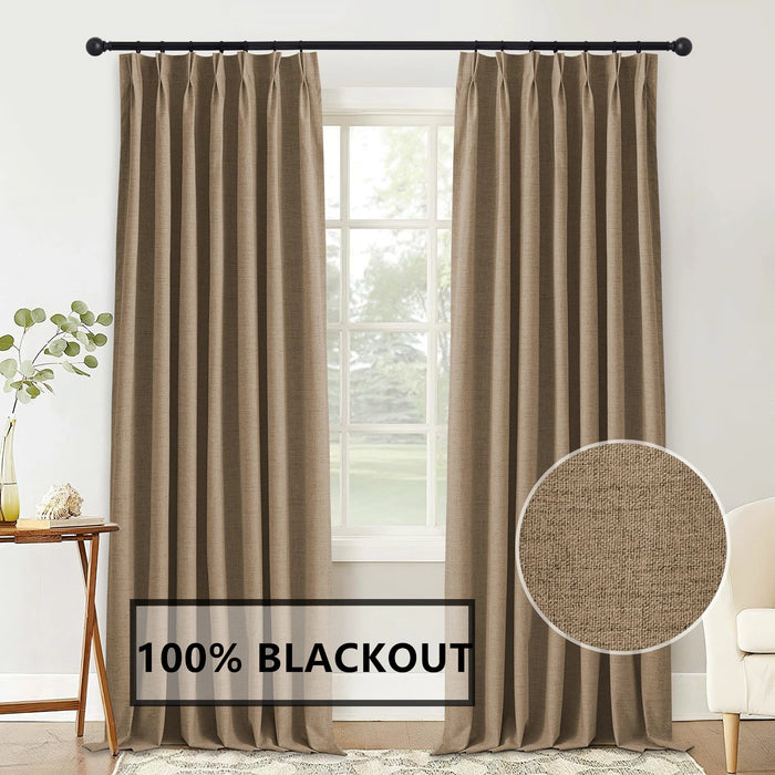 Image dépeignant un élégant traitement de fenêtre avec des rideaux brun. Ces rideaux de fenêtre, hautement fonctionnels et esthétiquement plaisants, sont attachés par des œillets métalliques, offrant une solution de couverture de fenêtre efficace. Le khaki riche ajoute une touche de sophistication et de chaleur à tout espace intérieur.