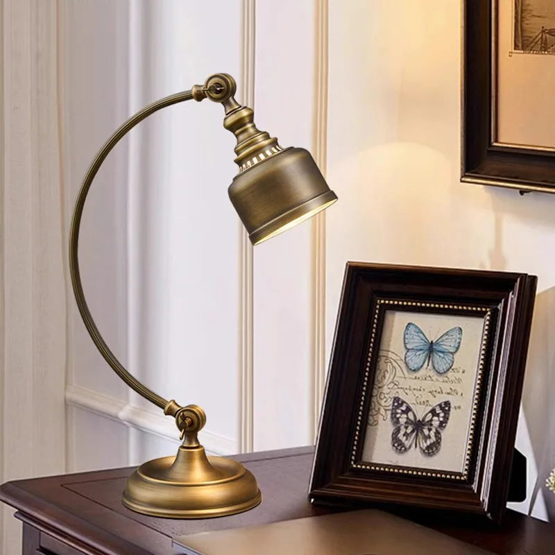 lampe vintage bronze verre dépoli aspect vieilli filtre lumière abatjour texteacuteur éclairage chambrehôtel