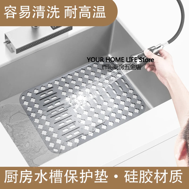 protège sink silicone perforé moderne gris vert assiettes bols cuillères spatules casserole utilitaire cuisine