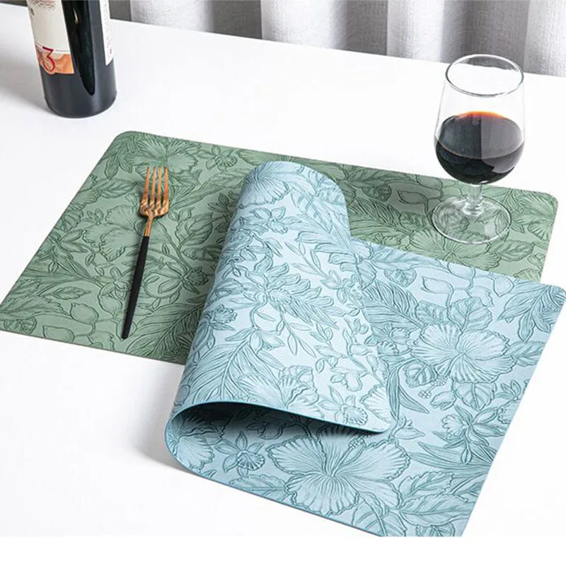 Set de table en cuir gris clair sur une table de salle à manger