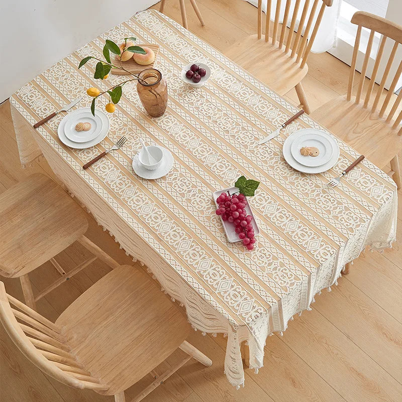 nappe rectangulaire beige dentelle fine motifs géométriques vintage tassellets blancs table hiver printemps été