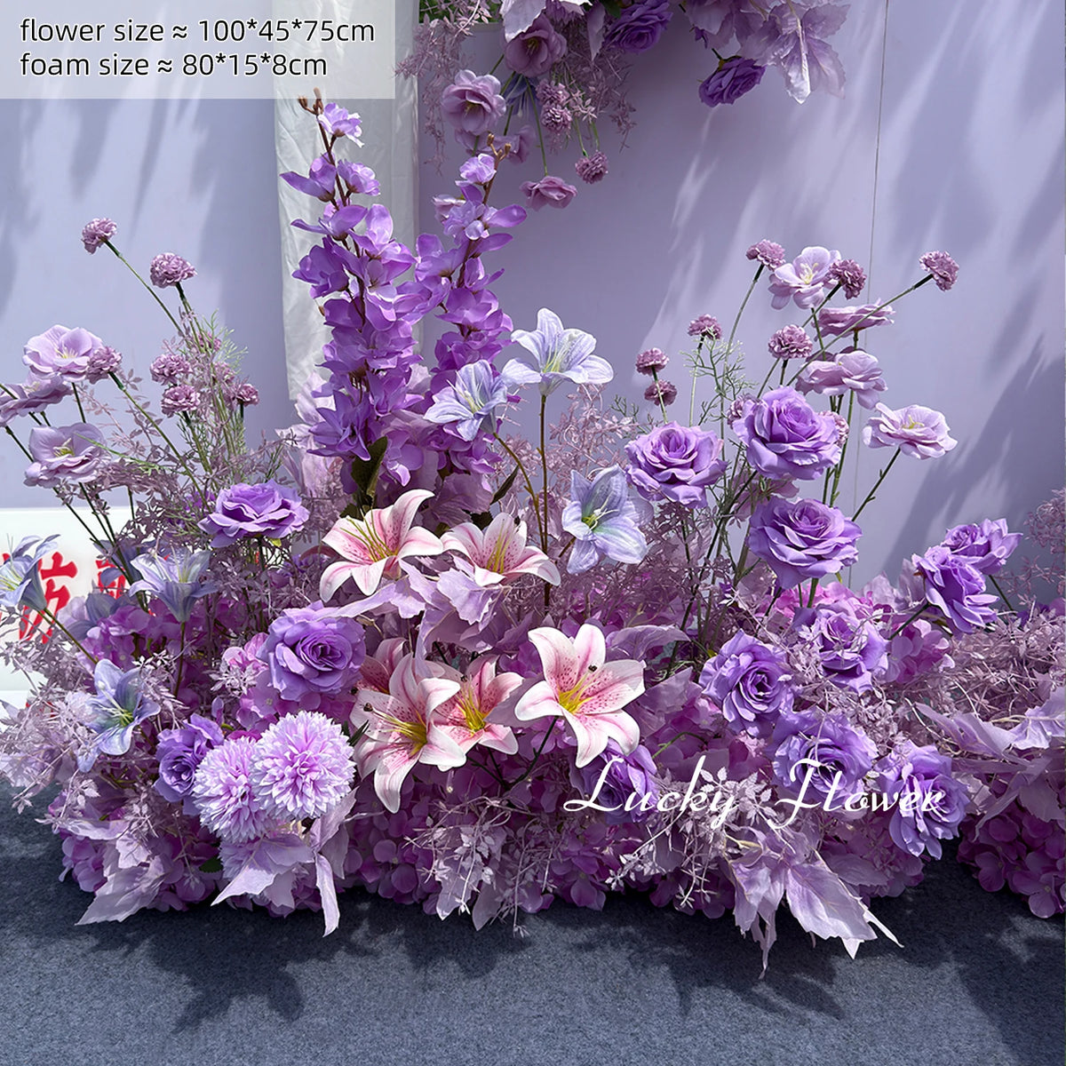 décoration mariage violettes roses blanches moderne élégante fleurs artificielles bouquet papillons feuilles vertesintérieur