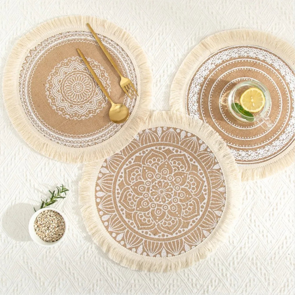 serviettes table boho chic beige noir motifs géométriques franges tissu lin opaques rondes