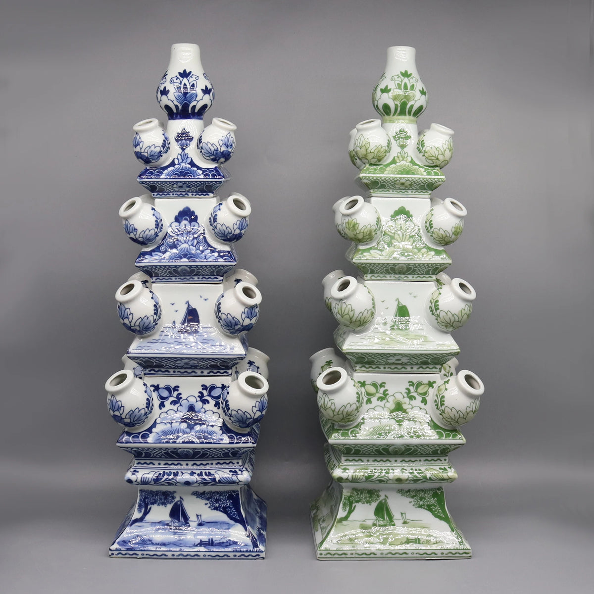 La collection de vases de porcelaine produits en bleu et vert avec des motifs floraux et aquatiques représente une belle alliance entre l'artisanat traditionnel et le design moderne.