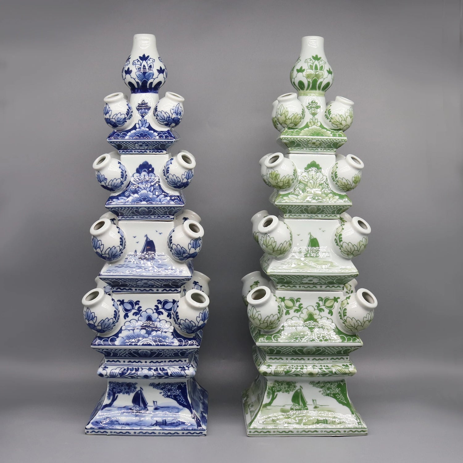 La collection de vases de porcelaine produits en bleu et vert avec des motifs floraux et aquatiques représente une belle alliance entre l'artisanat traditionnel et le design moderne.