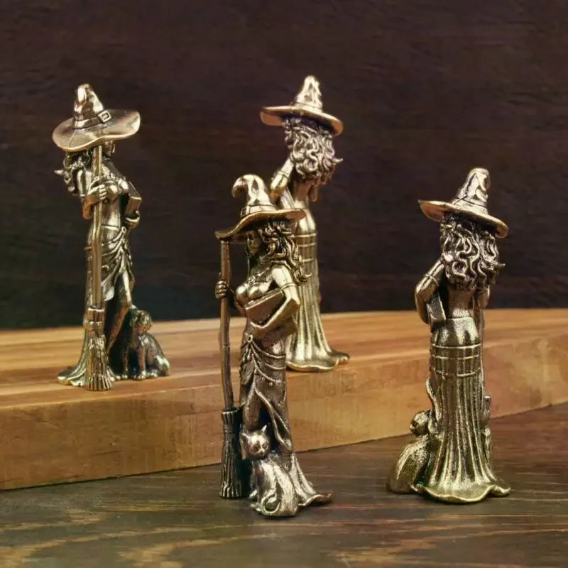 statues sorcières bronze texture métallique artisanal vintage finement détaillées balais chats chapeaux pointus