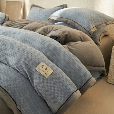 Parure de lit flanelle velours double face gris sur un lit king