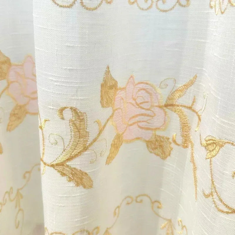 rideau blanc rose pâle fleurs brodées transparent classique romantique fenêtre salon maison