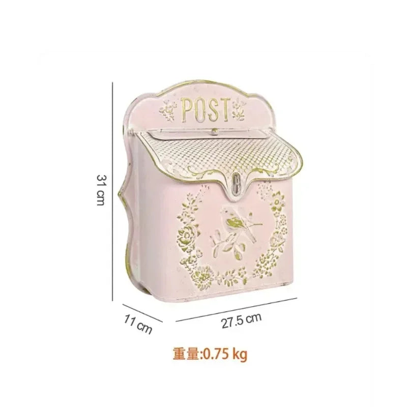 boîte lettres murale métal rose clair fleurs oiseaux vintage romantique motifs floraux doré postextérieur