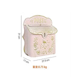 boîte lettres murale métal rose clair fleurs oiseaux vintage romantique motifs floraux doré postextérieur